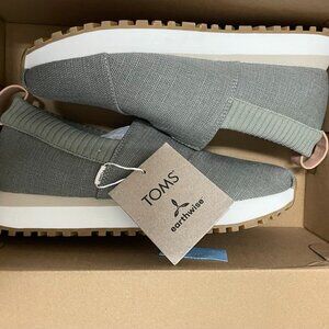 Women's NWT Tom's 7.5 shoe